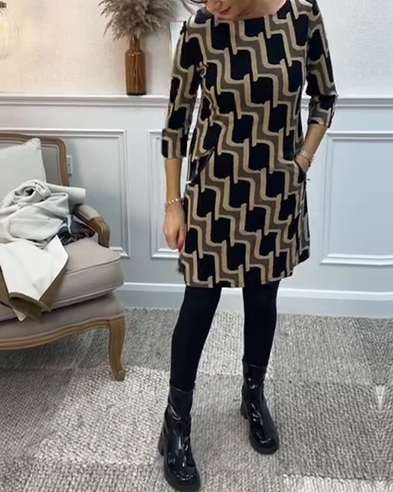 Bedrucktes slim-fit-kleid mit rundhalsausschnitt