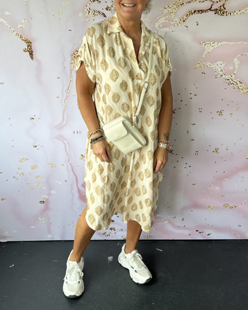 Lockeres kleid mit kurzen ärmeln und revers