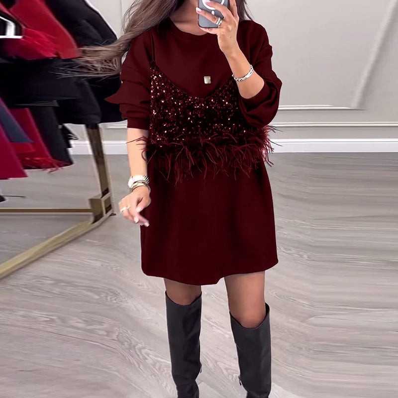 Modisches Patchworkkleid mit Pailletten und Federn in Volltonfarbe