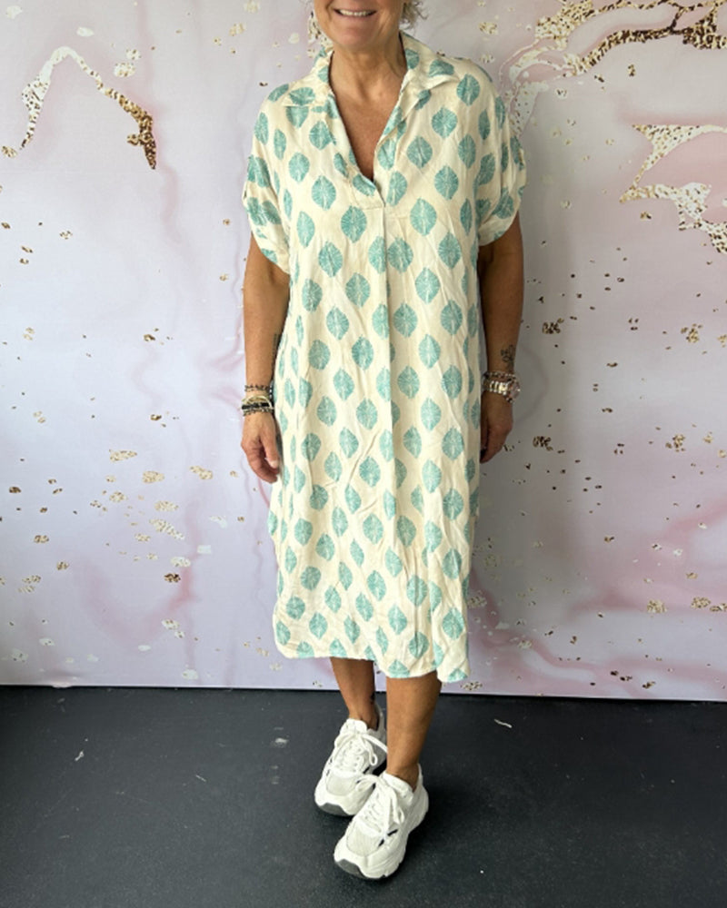 Lockeres kleid mit kurzen ärmeln und revers