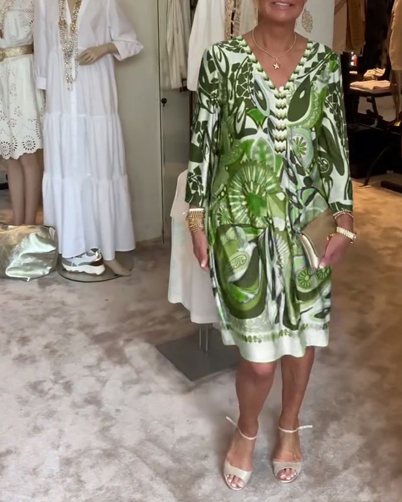 Lässiges Kleid mit V-Ausschnitt und Retro-Print