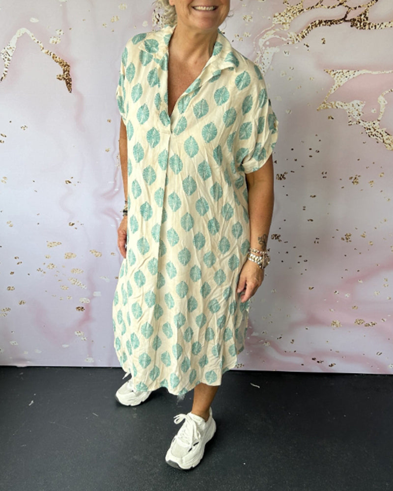 Lockeres kleid mit kurzen ärmeln und revers