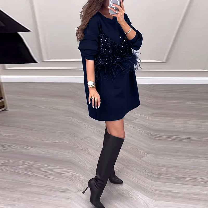 Modisches Patchworkkleid mit Pailletten und Federn in Volltonfarbe