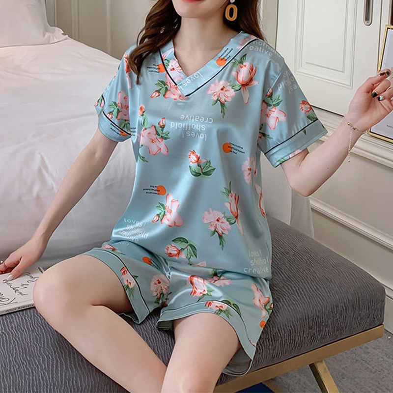 Eleganter Pyjama aus Eisseide mit V-Ausschnitt