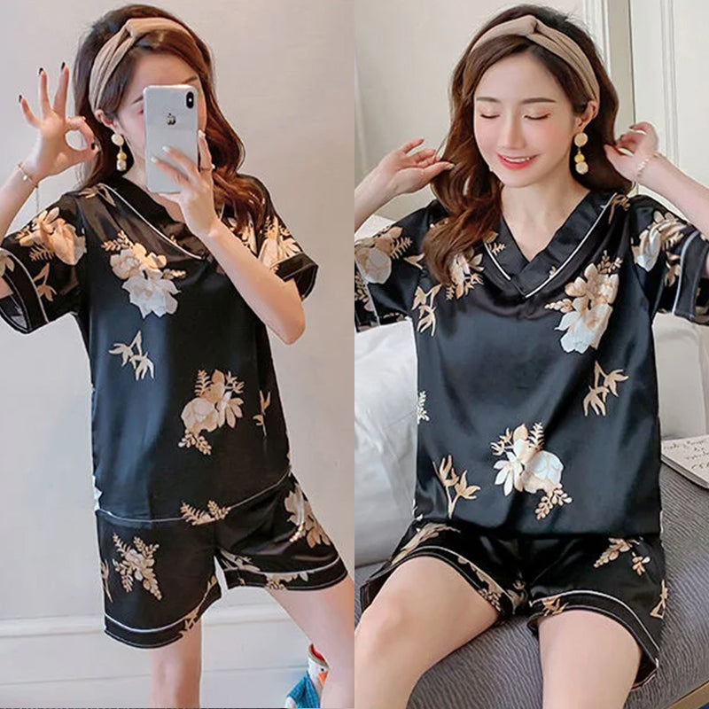 Eleganter Pyjama aus Eisseide mit V-Ausschnitt