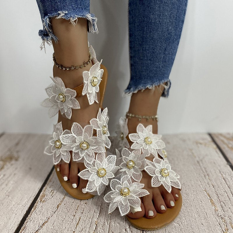 Lässige Damensandalen mit Chiffonblume und Perlen