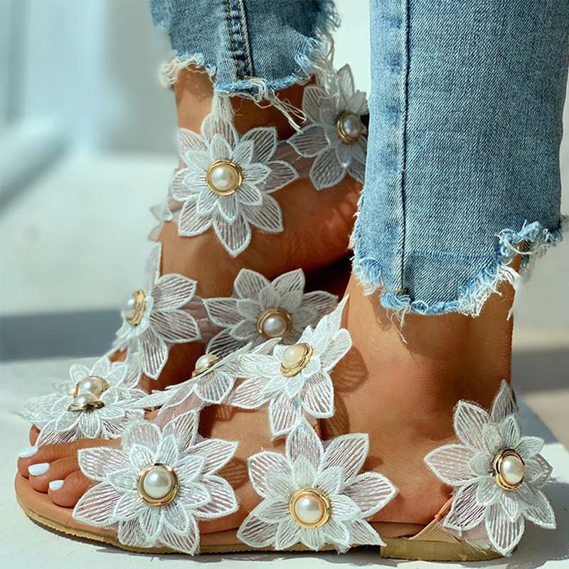 Lässige Damensandalen mit Chiffonblume und Perlen