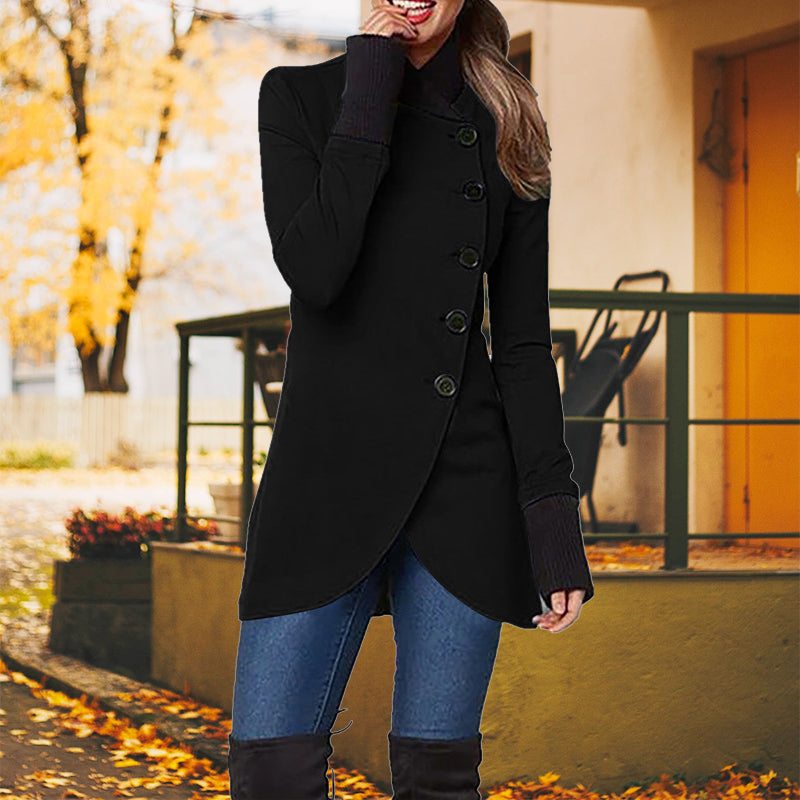 Schräg geöffnete windabweisende Jacke mit Knopf