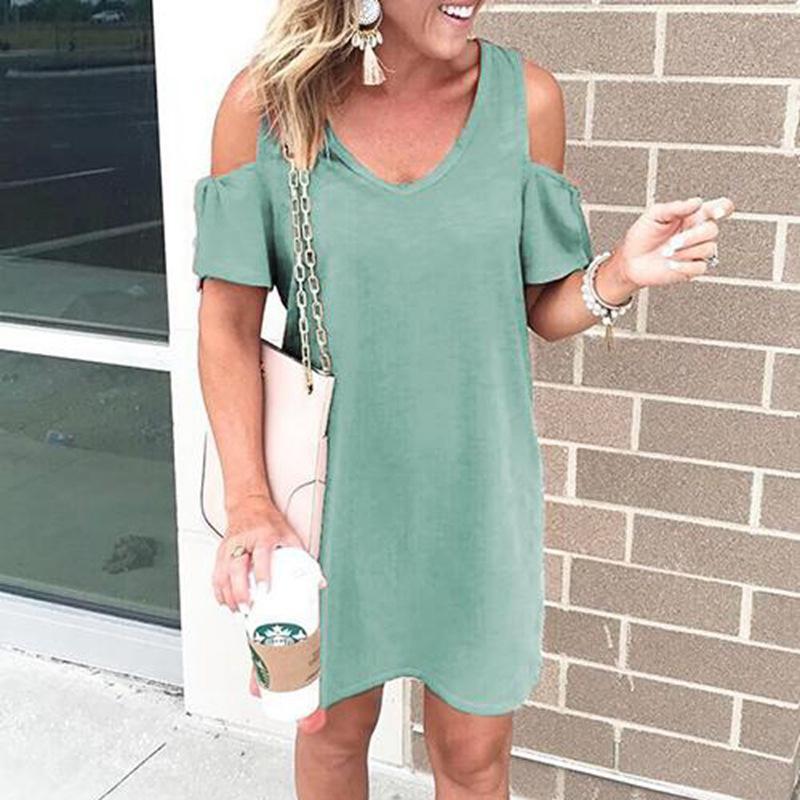 Schulterfreies Kleid mit V-Ausschnitt