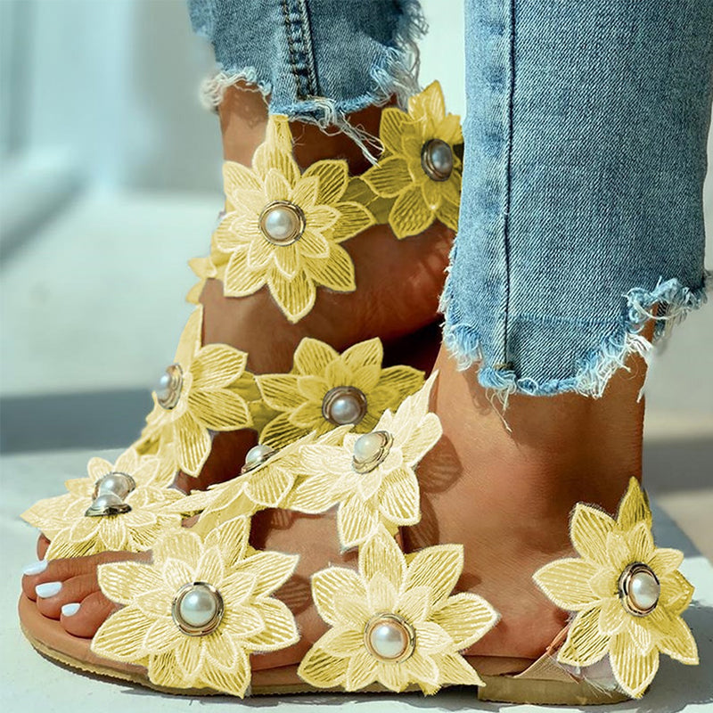 Lässige Damensandalen mit Chiffonblume und Perlen