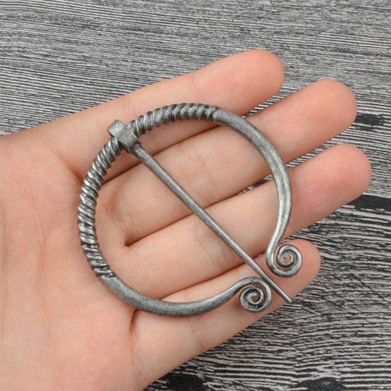Retro Viking Cape Brosche