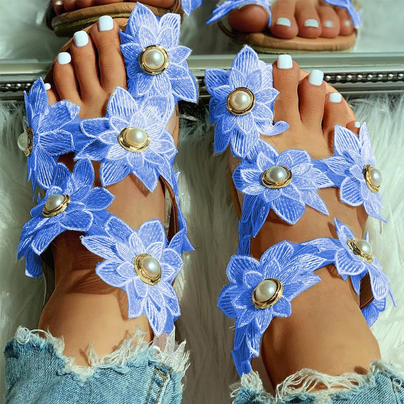 Lässige Damensandalen mit Chiffonblume und Perlen