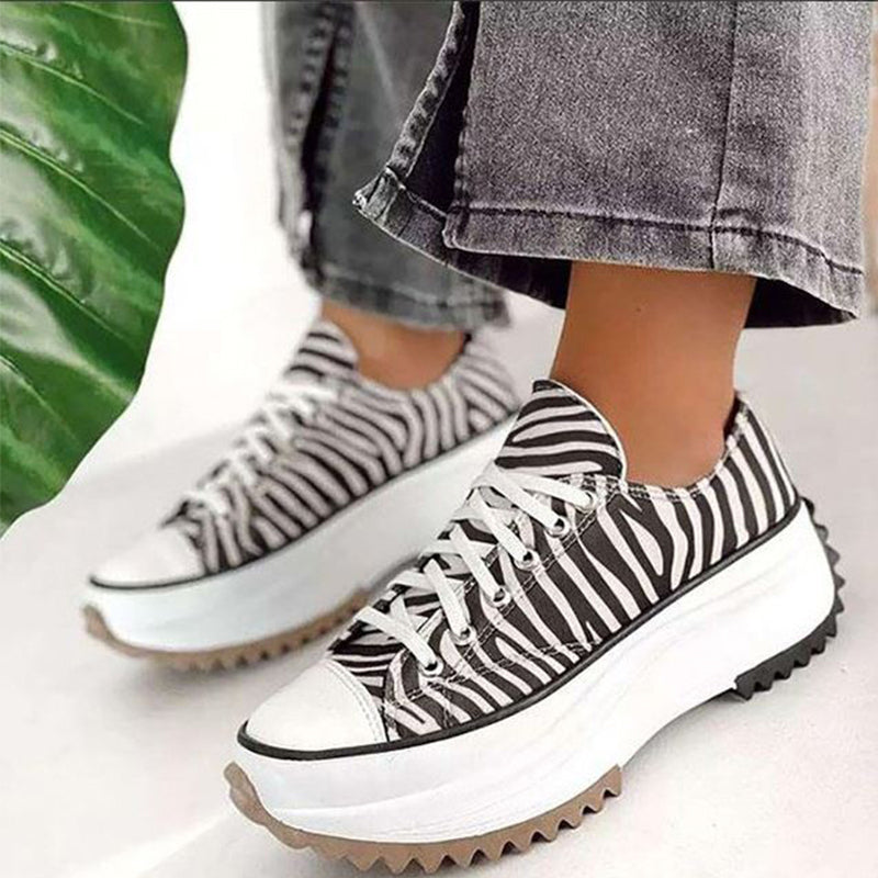 Stylische Segeltuchschuhe Mit Dicken Sohlen