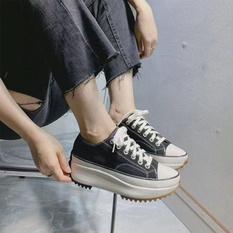 Stylische Segeltuchschuhe Mit Dicken Sohlen