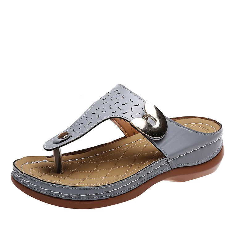 2023 Neue Damen-Metalldekor-Funktionsmuster-Keil-Flip-Flops