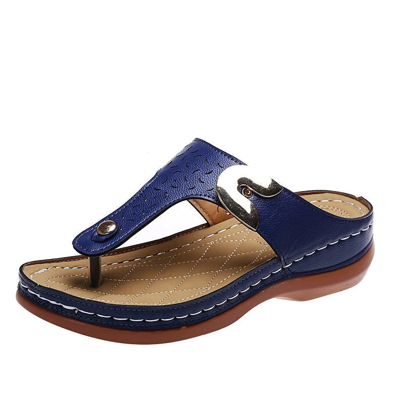 2023 Neue Damen-Metalldekor-Funktionsmuster-Keil-Flip-Flops