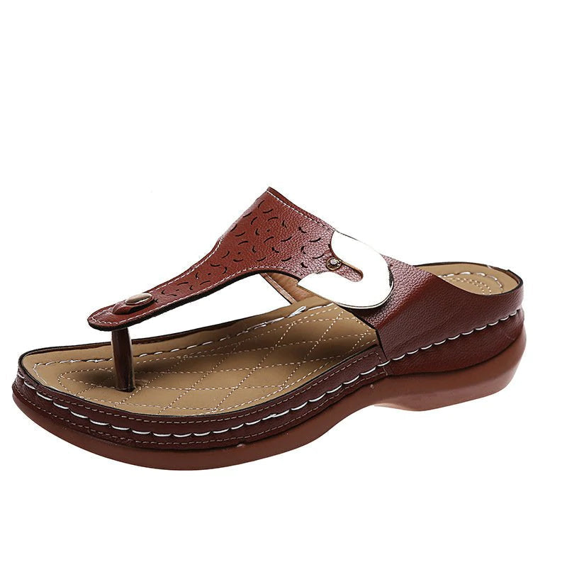 2023 Neue Damen-Metalldekor-Funktionsmuster-Keil-Flip-Flops