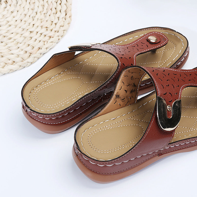 2023 Neue Damen-Metalldekor-Funktionsmuster-Keil-Flip-Flops